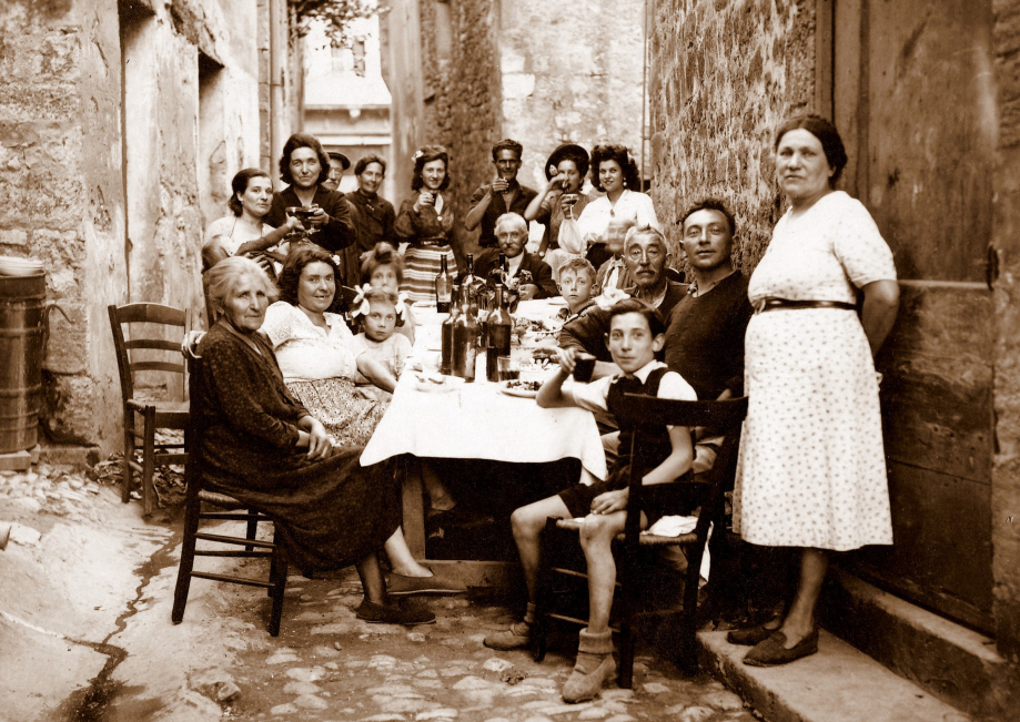 Repas de quartier la Couture à st Cyprien le 8 mai 1945