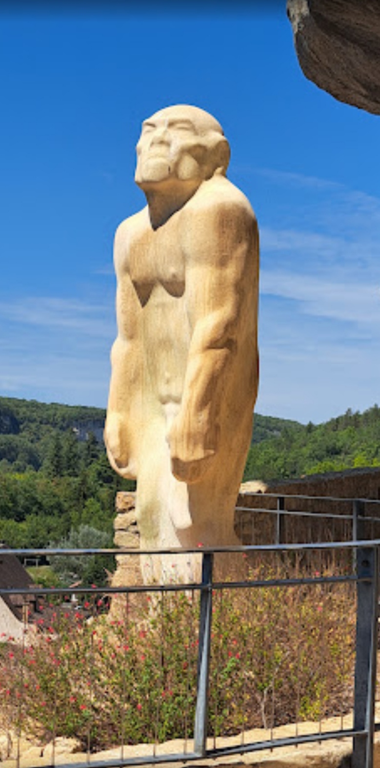 Statue de l\\\'homme de Néandertal du sculpteur Paul Dardé 