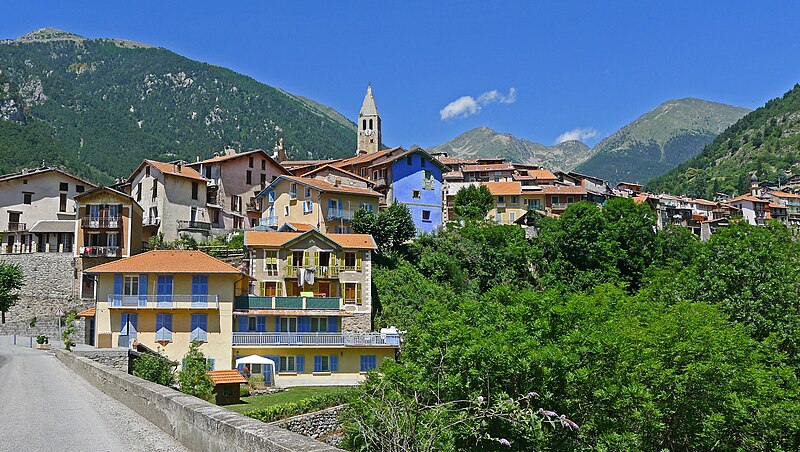 Vue_du_village_de_Saint-Martin-Vésubie_en_venant_de_la_vallée_du_Var