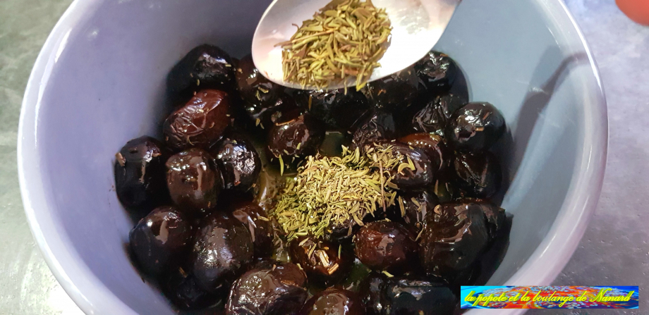 Ajouter 1 cuillère à café bombée de thym séché aux olives puis mélanger