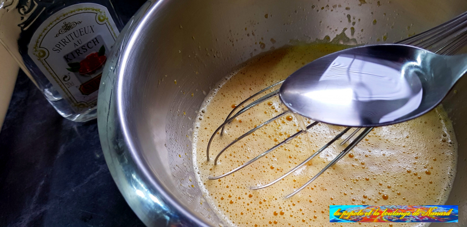 Ajouter 2 cuillères à soupe de kirsch