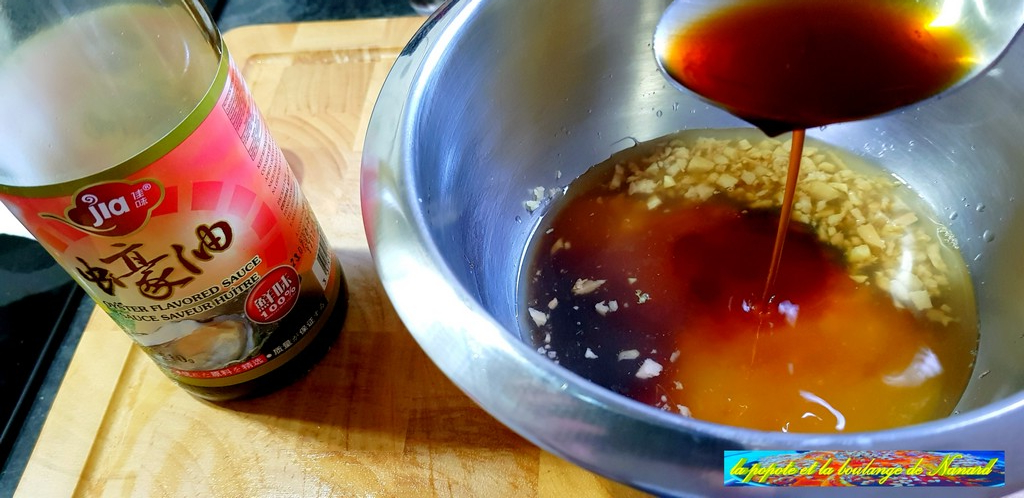 Ajouter 4 cuillères à soupe de sauce huître