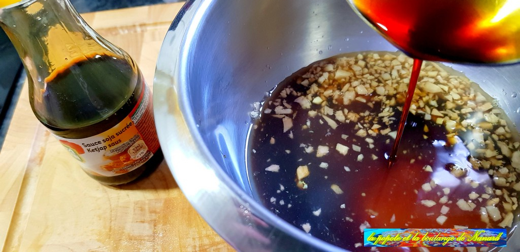 Ajouter 6 cuillères à soupe de sauce soja