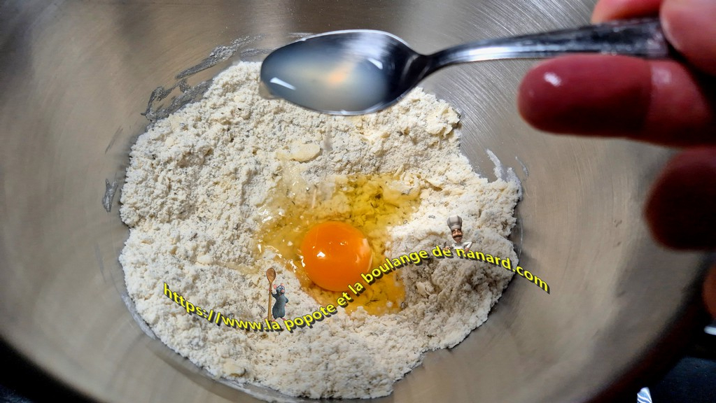 Ajouter l\\\'œuf et la cuillère à café de jus de citron