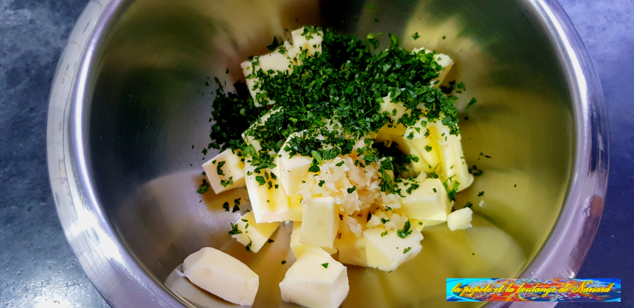 Ajouter la coriandre hachée au beurre