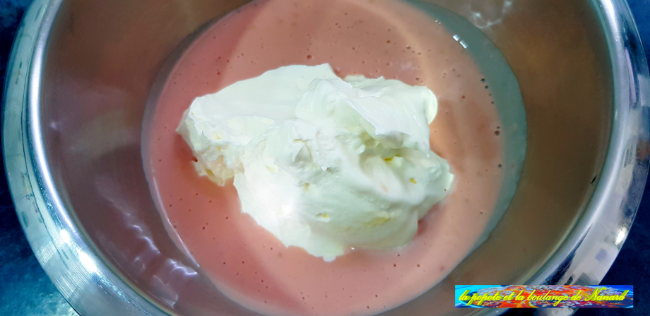 Ajouter la crème fouettée à la crème aux fraises