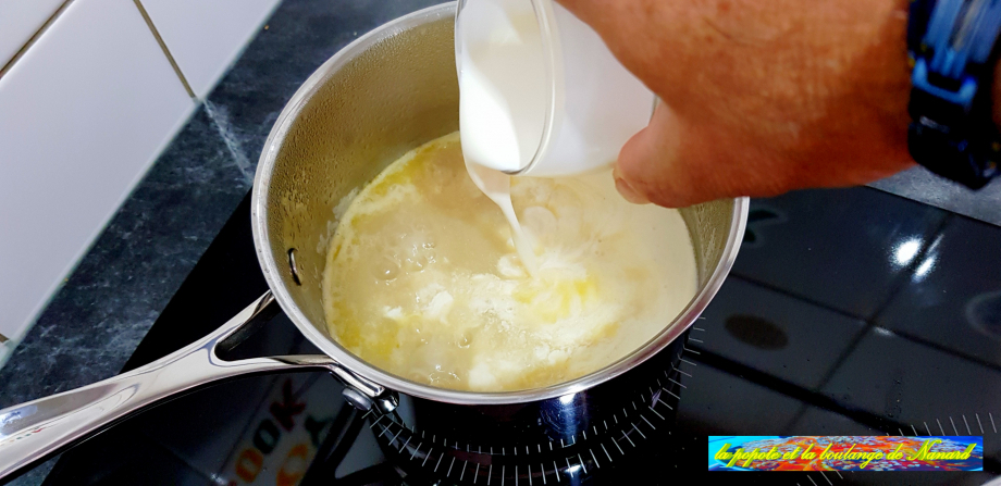 Ajouter la crème liquide au bouillon réduit puis laisser cuire 4 à 5 minutes à feu doux