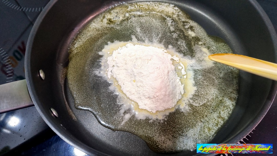 Ajouter la farine au beurre fondu pour faire le roux