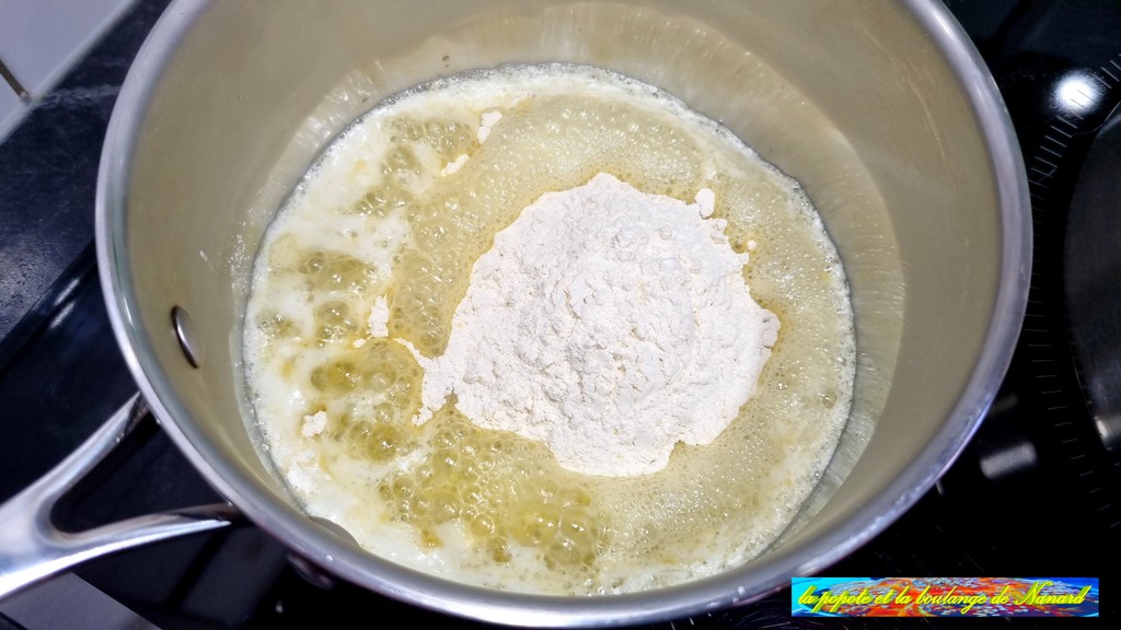 Ajouter la farine au beurre puis bien mélanger au fouet