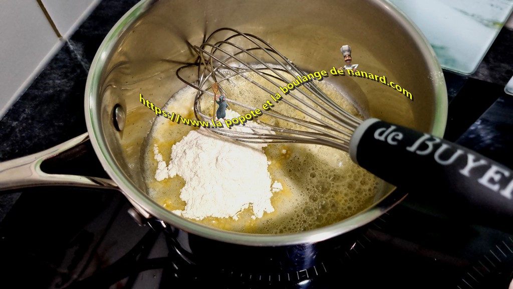 Ajouter la farine dans le beurre fondu puis mélanger au fouet pour former un roux