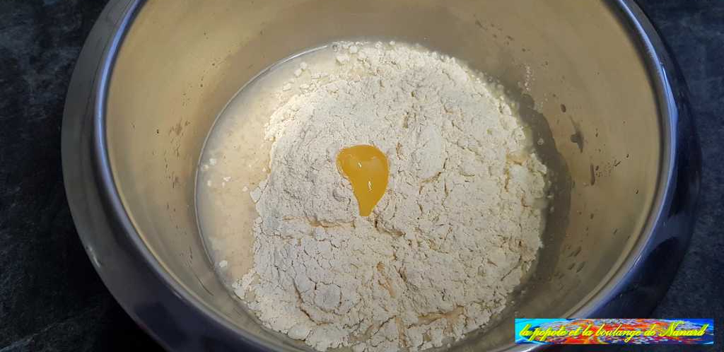 Ajouter la farine de la poolish et le miel