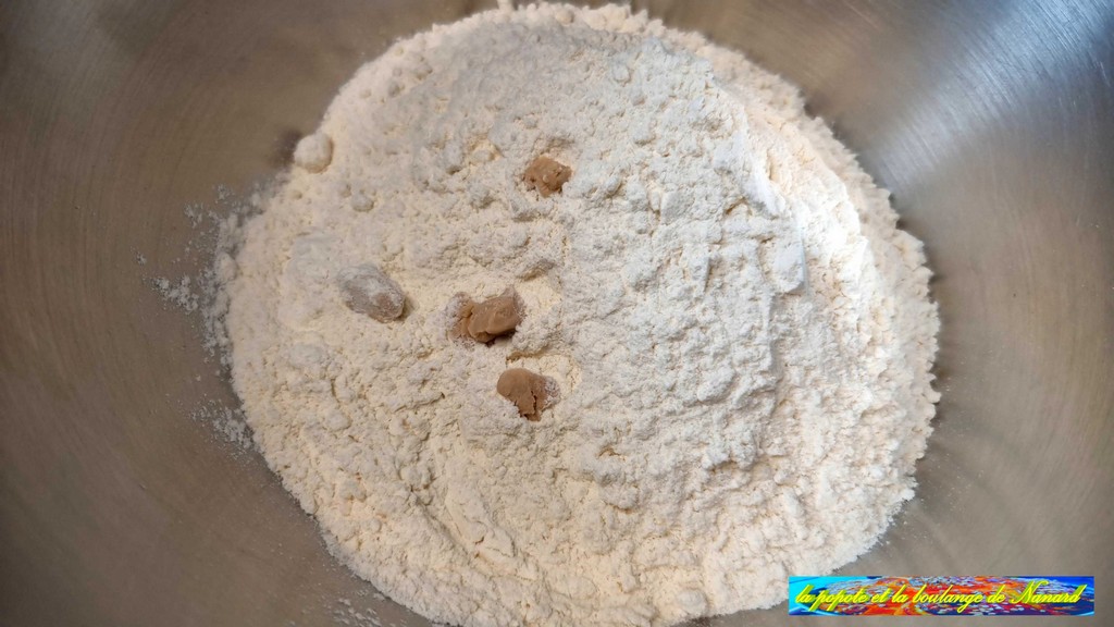 Ajouter la farine et la levure émiettée