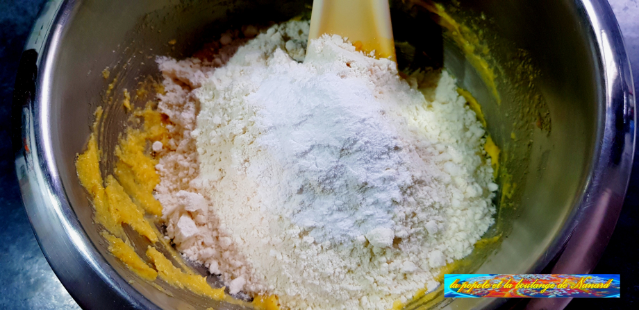 Ajouter la farine et la levure