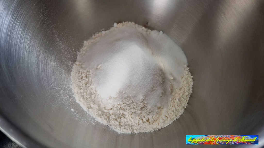 Ajouter la farine et le sucre