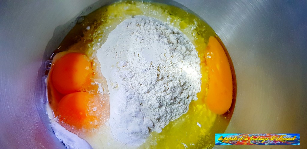 Ajouter la farine et les œufs