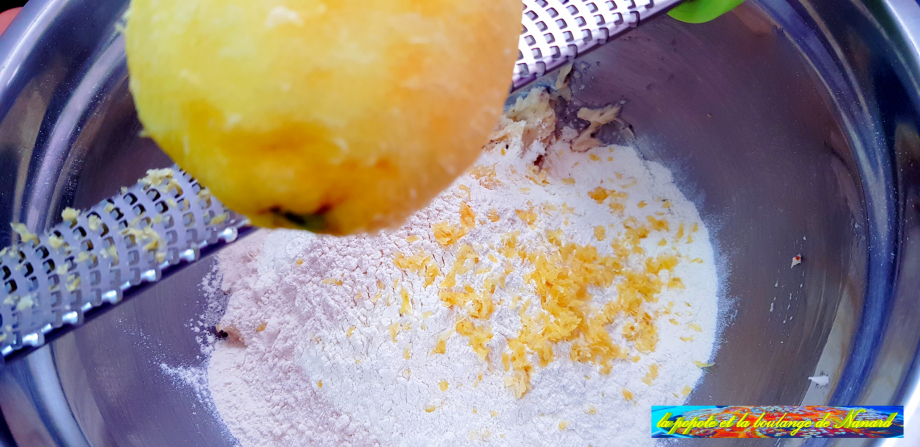 Ajouter la farine et zester le demi citron