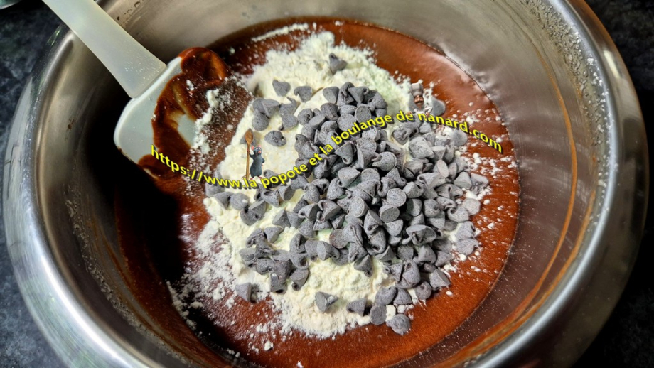 Ajouter la farine, la fleur de sel et les pépites de chocolat