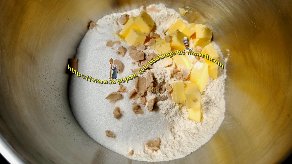 Ajouter la farine, le sucre, le beurre en morceaux tempéré et la levure émiettée