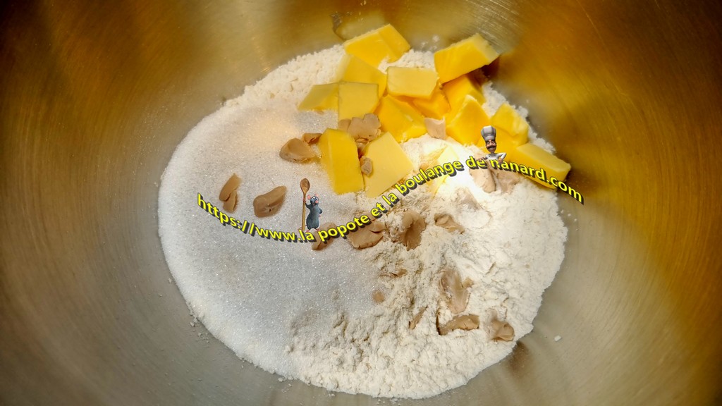 Ajouter la farine, le sucre, le beurre et la levure émiettée