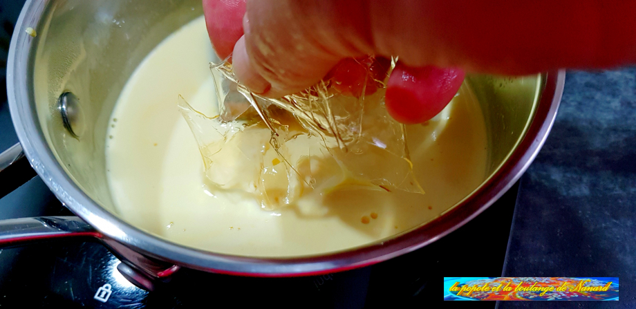 Ajouter la gélatine à la crème hors du feu puis bien mélanger