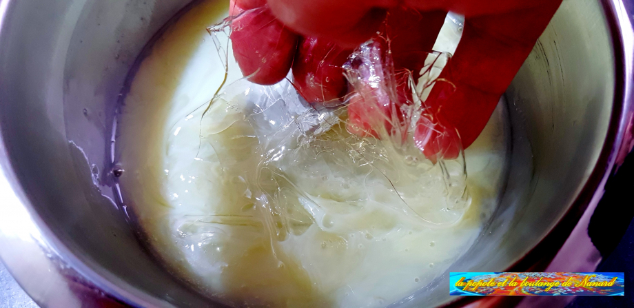 Ajouter la gélatine au mélange lait et sirop puis bien mélanger
