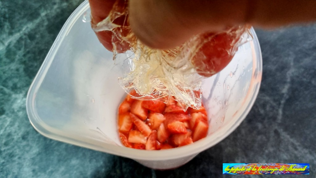 Ajouter la gélatine aux fraises