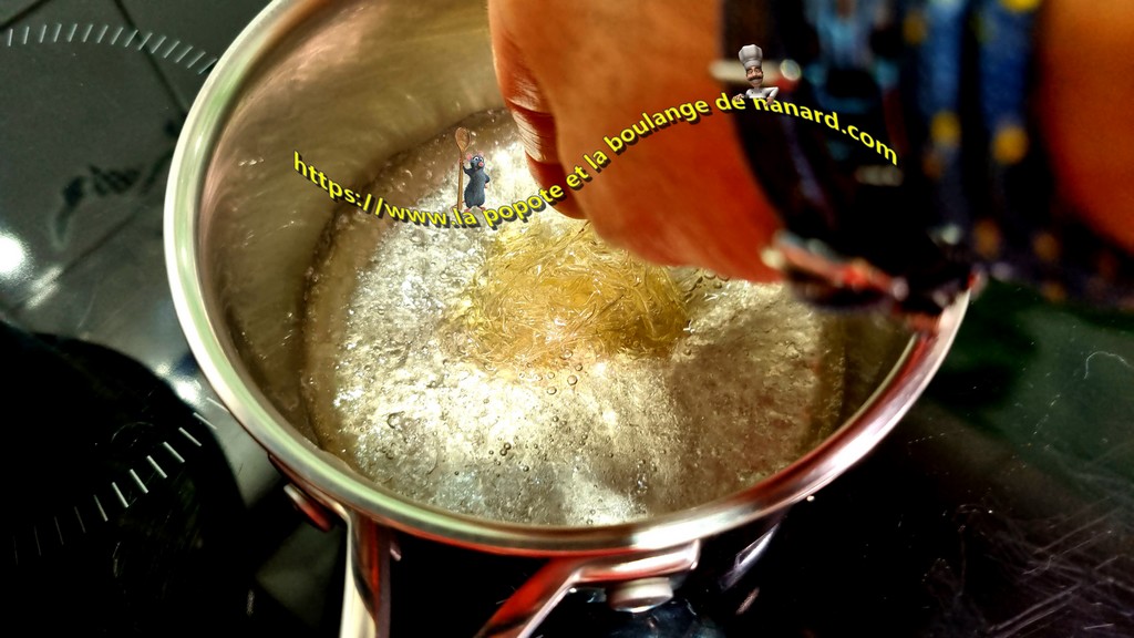 Ajouter la gélatine hors du feu dans le sirop puis bien la mélanger