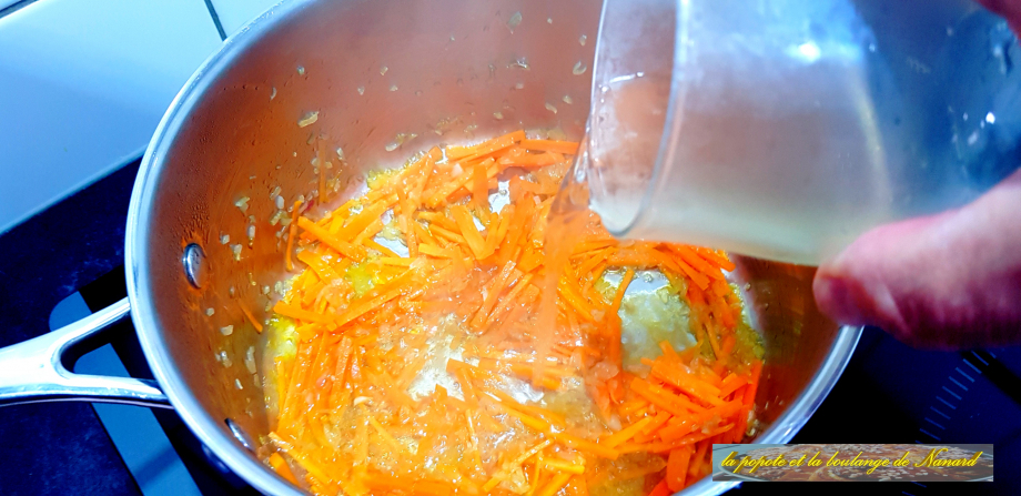 Ajouter la julienne de carotte puis le vin blanc