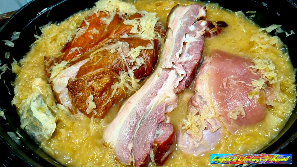 Ajouter la poitrine de porc puis prolonger la cuisson 1H30
