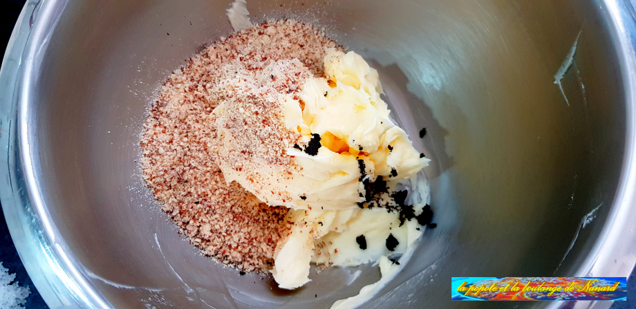 Ajouter la poudre d\\\'amandes et la vanille au beurre sucré