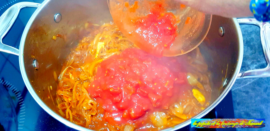 Ajouter la pulpe de tomates