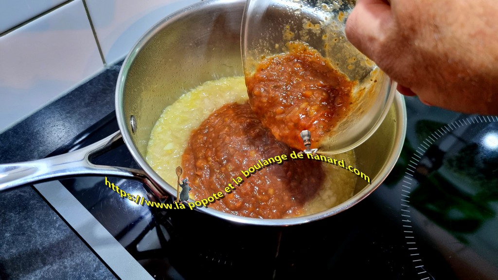 Ajouter la purée de tomates cusinées