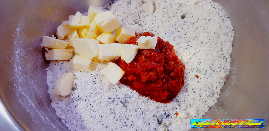 Ajouter la tomate concassée aromatisée et le beurre en morceaux