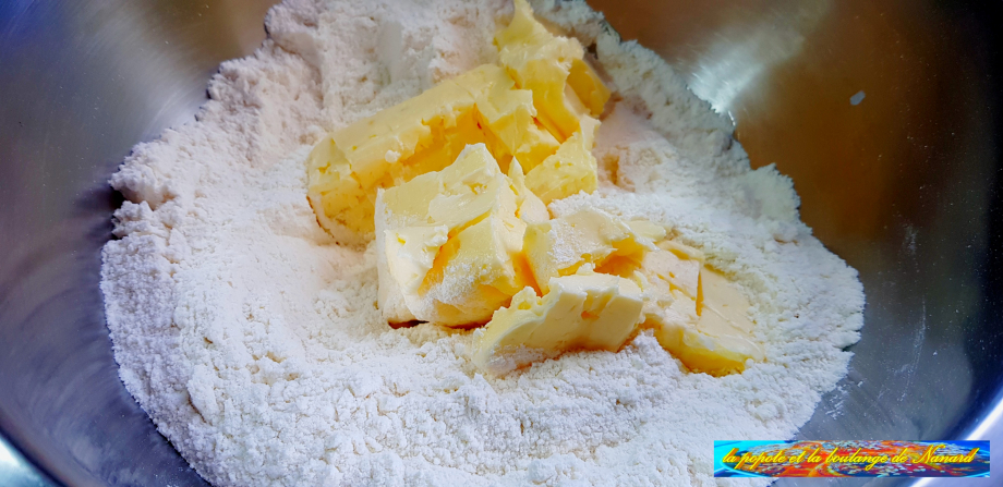 Ajouter le beurre à la farine