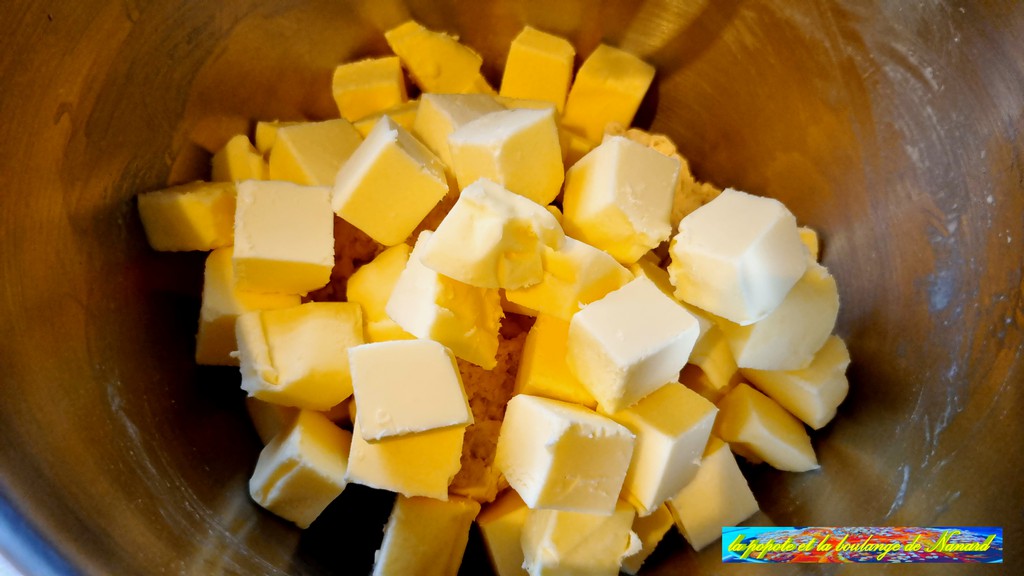 Ajouter le beurre bien froid