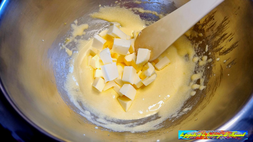 Ajouter le beurre bien mou
