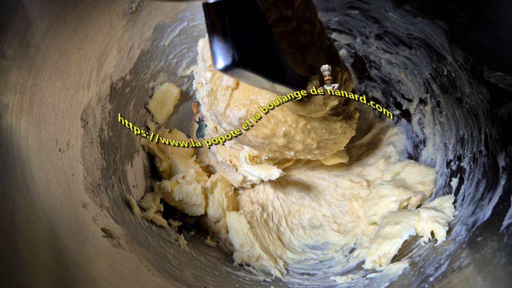 Ajouter le beurre en morceaux bien mou à vitesse 1