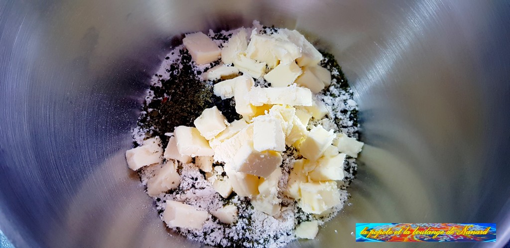 Ajouter le beurre en morceaux bien mou
