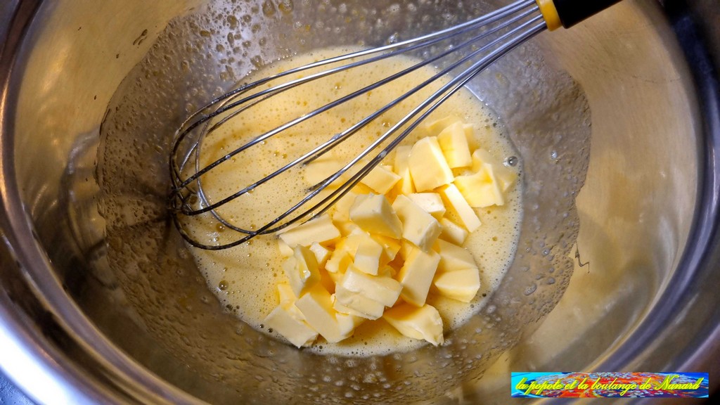 Ajouter le beurre en morceaux bien mou