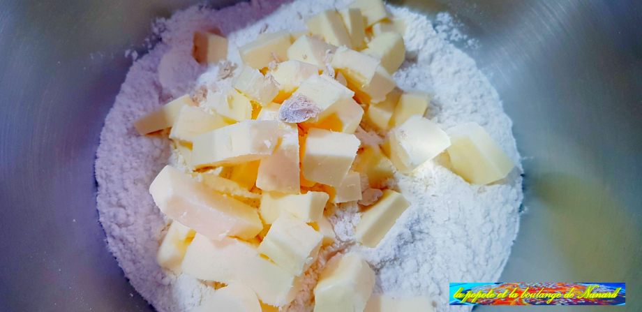 Ajouter le beurre et la levure émiettée
