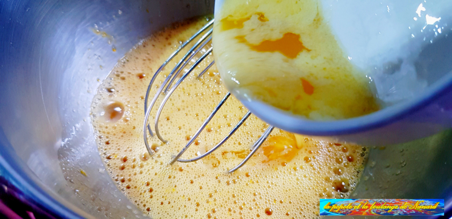 Ajouter le beurre fondu puis mélanger