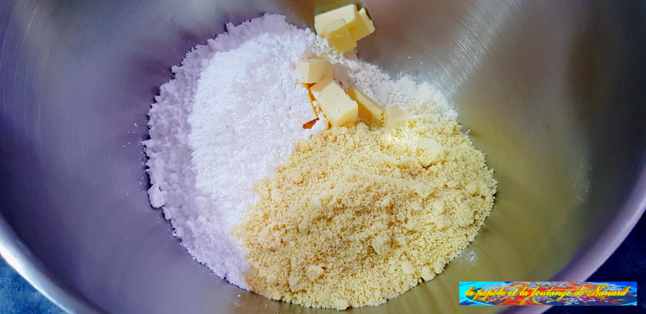 Ajouter le beurre mou, le sucre glace et la poudre d\\\'amandes