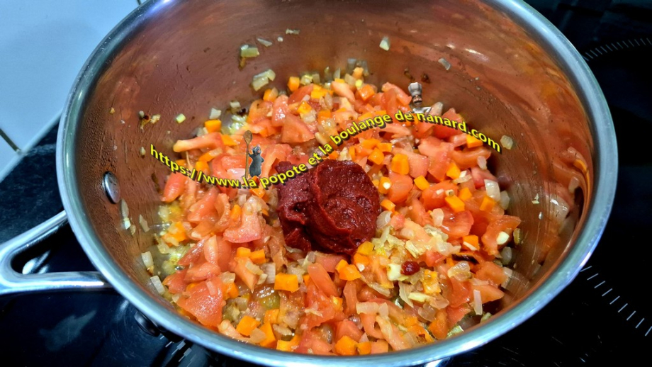 Ajouter le concentré de tomate