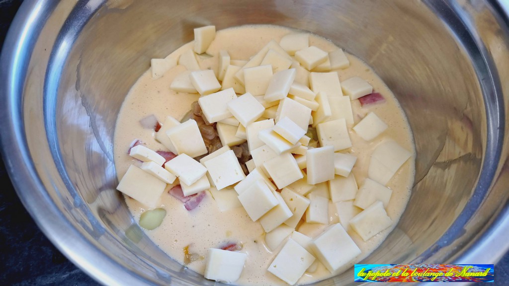 Ajouter le fromage à la préparation puis mélanger l\\\'ensemble à la spatule