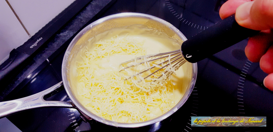Ajouter le fromage râpé, assaisonner puis remuer
