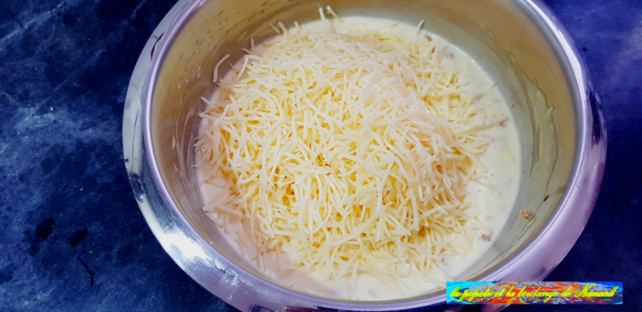 Ajouter le fromage râpé