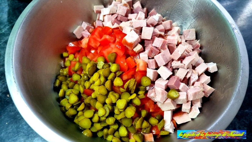 Ajouter le jambon, les tomates et les cornichons aux pommes de terre