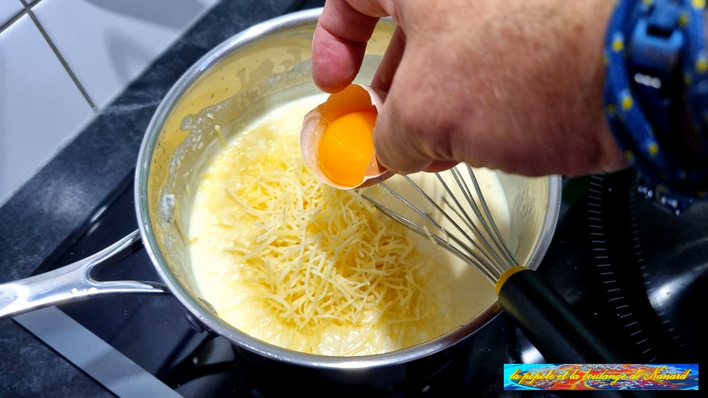 Ajouter le jaune d\\\'œuf puis mélanger immédiatement pour ne pas cuire le jaune
