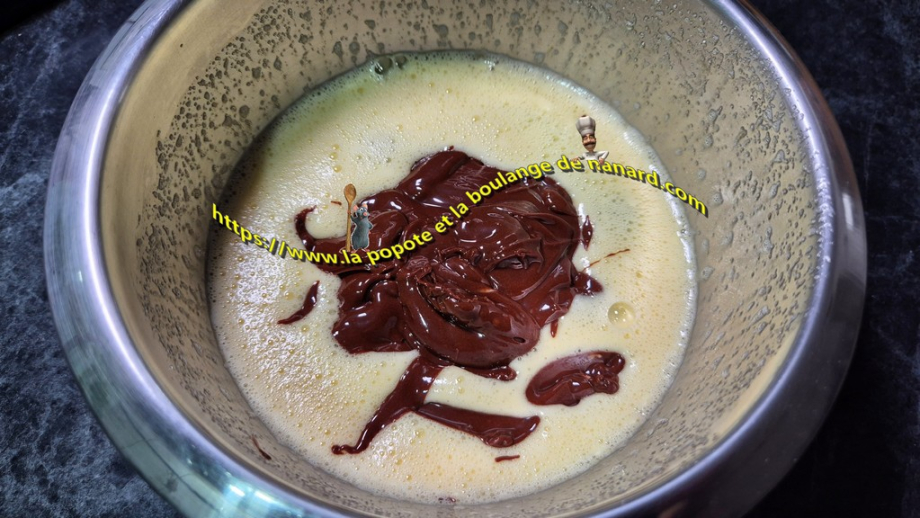 Ajouter le mélange beurre et chocolat