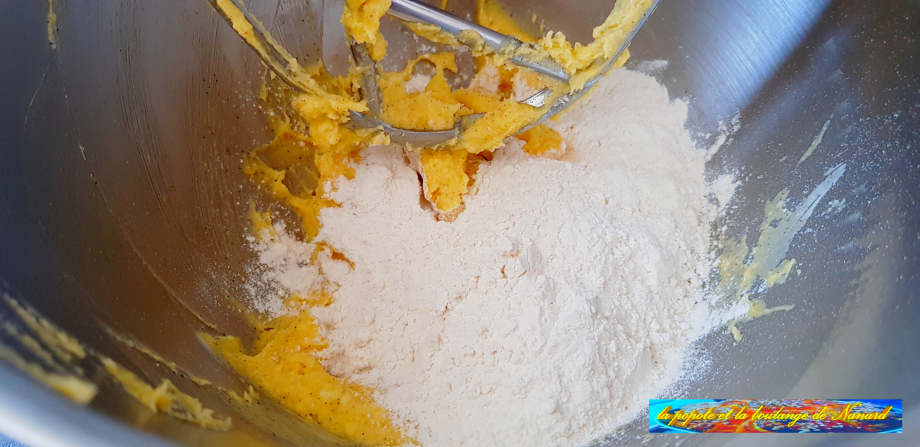 Ajouter le mélange farine et bicarbonate
